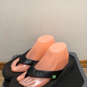 Sanuk women's Black Flip Flops with Green Accent Shoes Size 9